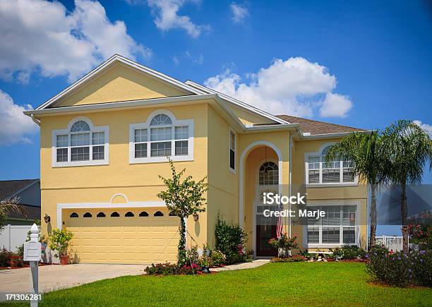 Foto de Contemporâneo Nova Casa e mais fotos de stock de Amarelo - Amarelo, Casa, Distrito Residencial