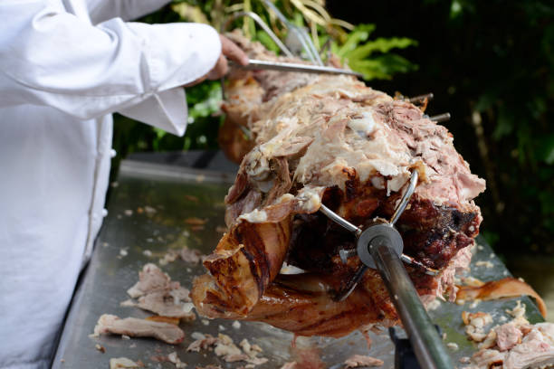 바비큐. - spit roasted pig roasted food 뉴스 사진 이미지