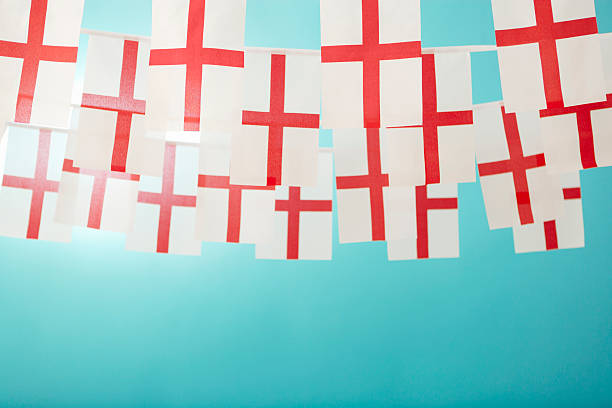 drapeau anglais saint george's fête guirlande de fanions - english flag st george flag flying photos et images de collection