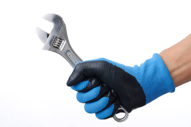 isolierte schuss von hält ein schraubenschlüssel auf weißem hintergrund - adjustable wrench wrench isolated work tool stock-fotos und bilder