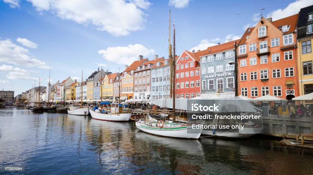 Barco y turísticas en el puerto de Copenhague, Nyhavn - Foto de stock de Agua libre de derechos