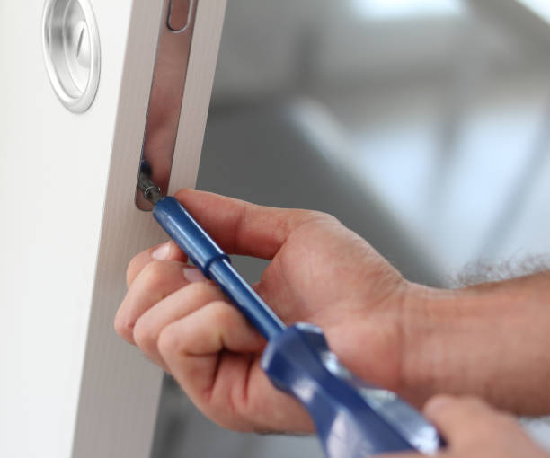 istock Repairing the door 171307107
