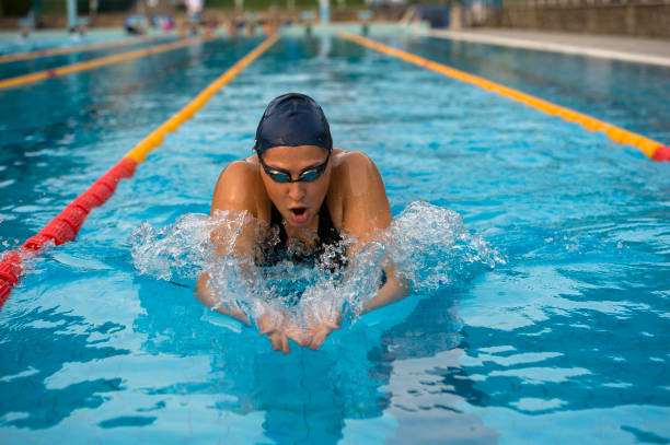 vista frontale di donna nuoto in seno ictus - splashing color image front view head and shoulders foto e immagini stock