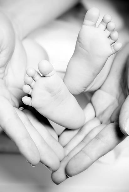las manos de la madre y bebé cuadrados - barefoot behavior toned image close up fotografías e imágenes de stock