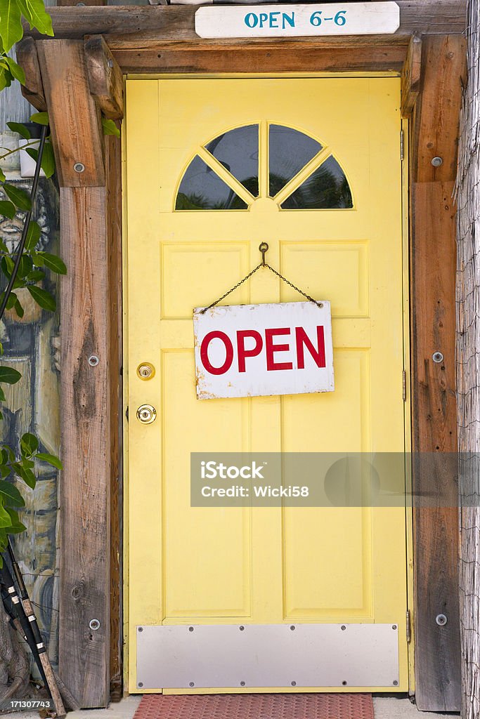 Amarillo con las señales de la puerta frontal - Foto de stock de Señal de abierto libre de derechos