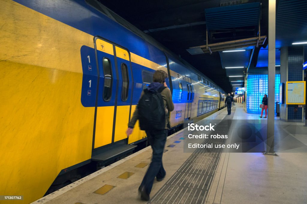 Menschen zu Fuß in einem gelben Zug - Lizenzfrei Bahngleis Stock-Foto