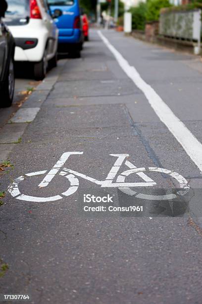 Carril De Bicicleta Foto de stock y más banco de imágenes de Acera - Acera, Alemania, Asfalto