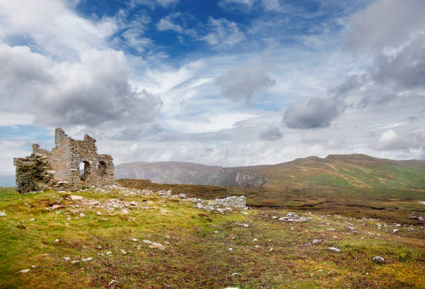 istock Old ruins in Irish landscape 171308011