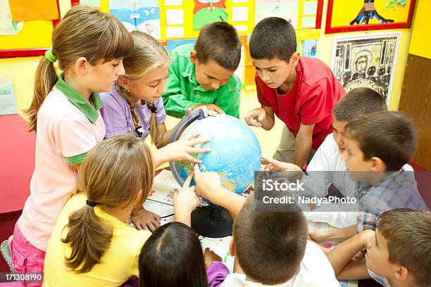 Foto de Crianças Em Sala De Aula e mais fotos de stock de 10-11 Anos - 10-11 Anos, 8-9 Anos, Aluna