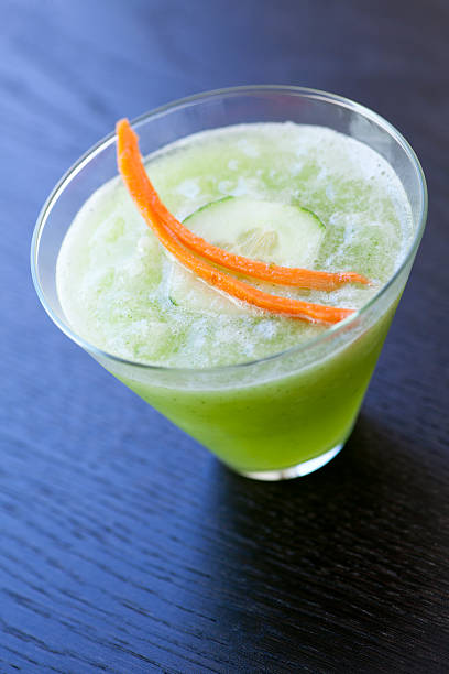 gurken-martini-smoothie - gourmet juice bar juice carrot stock-fotos und bilder