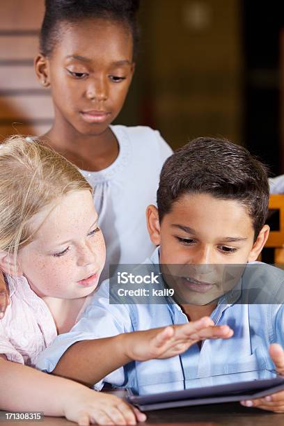 Foto de Crianças Usando Tablet Digital e mais fotos de stock de 8-9 Anos - 8-9 Anos, Afro-americano, Aluno de Primário