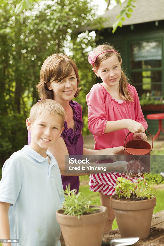 Happy Family jardinería juntos, Vermont - Foto de stock de Casa libre de derechos