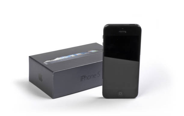 o apple iphone 5 por packshot - iphone human hand iphone 5 blank - fotografias e filmes do acervo