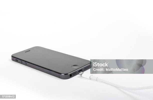 Apple Iphone 5 A Con Cable Foto de stock y más banco de imágenes de Alemania - Alemania, Blanco - Color, Cable