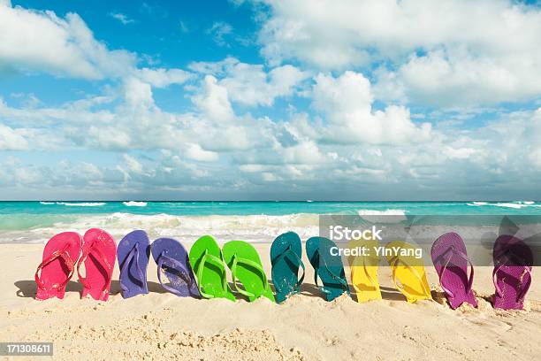 Flip Flops En Beach Para Vacaciones De Primavera Y Verano Vacaciones De Foto de stock y más banco de imágenes de Vacaciones de primavera