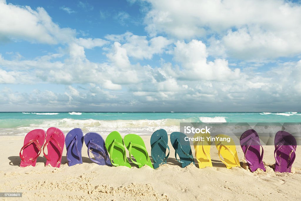 Infradito in spiaggia per una vacanza di primavera festa e vacanza estiva - Foto stock royalty-free di Vacanza di primavera