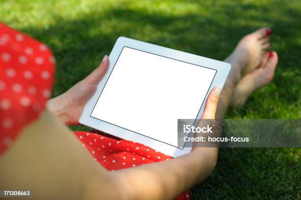 Foto de Mulher Segurando A Tablet Pc Com Tela Em Branco Na Natureza e mais fotos de stock de Primavera - Estação do ano