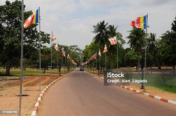 Anuradhapura O Sri Lanka - Fotografias de stock e mais imagens de Anuradhapura - Anuradhapura, Ao Ar Livre, Avenida