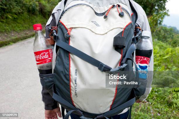 Photo libre de droit de Cocacola Et De Pepsi Dans Sikkim Inde banque d'images et plus d'images libres de droit de Bouteille - Bouteille, Adulte, Aliments et boissons