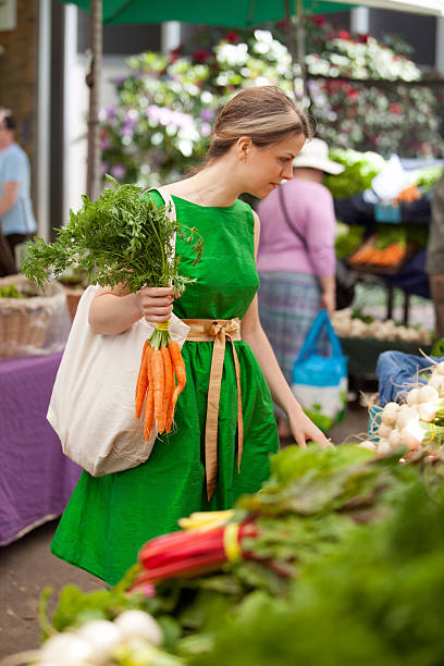 istock Shopping inside a farmers market 171309334