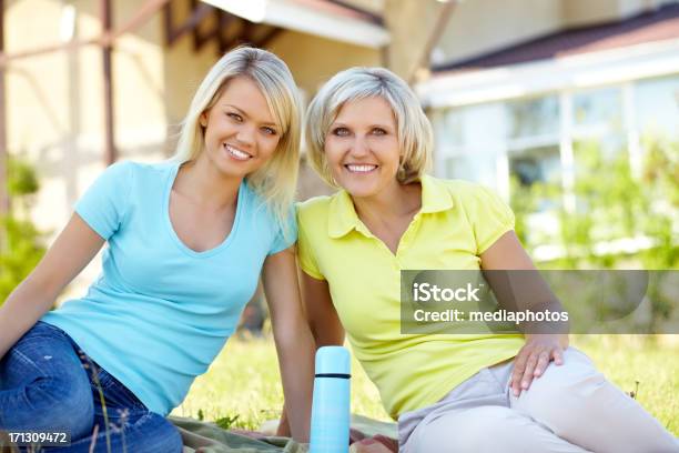 Feliz Hembras Foto de stock y más banco de imágenes de Aire libre - Aire libre, Felicidad, Sólo mujeres