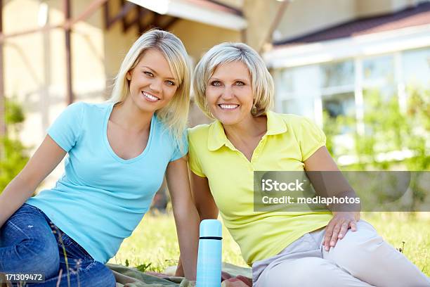 Foto de Felizes Mulheres e mais fotos de stock de Exterior - Exterior, Felicidade, Só Mulheres