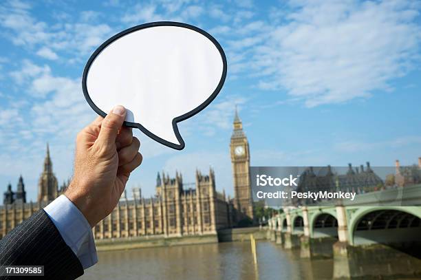 Foto de Casas Do Parlamento Em Londres Com Discurso De Bolha Em Branco e mais fotos de stock de Balão - Símbolo Ortográfico