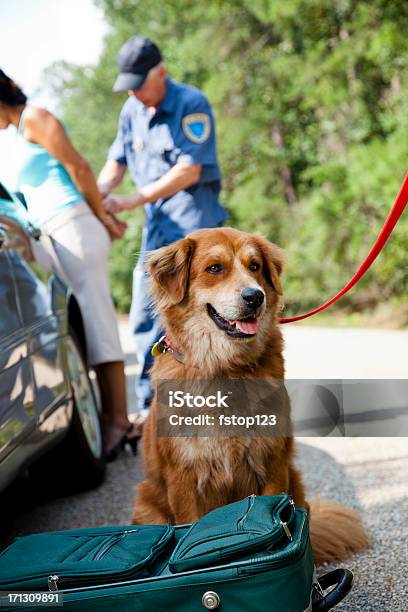 Photo libre de droit de Chien Policier Trouvé La Drogue Dans Femme De Feu Feu Sac banque d'images et plus d'images libres de droit de Accident et désastre