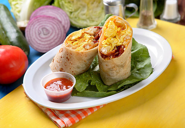 ovos & bacon burrito - morning tomato lettuce vegetable imagens e fotografias de stock