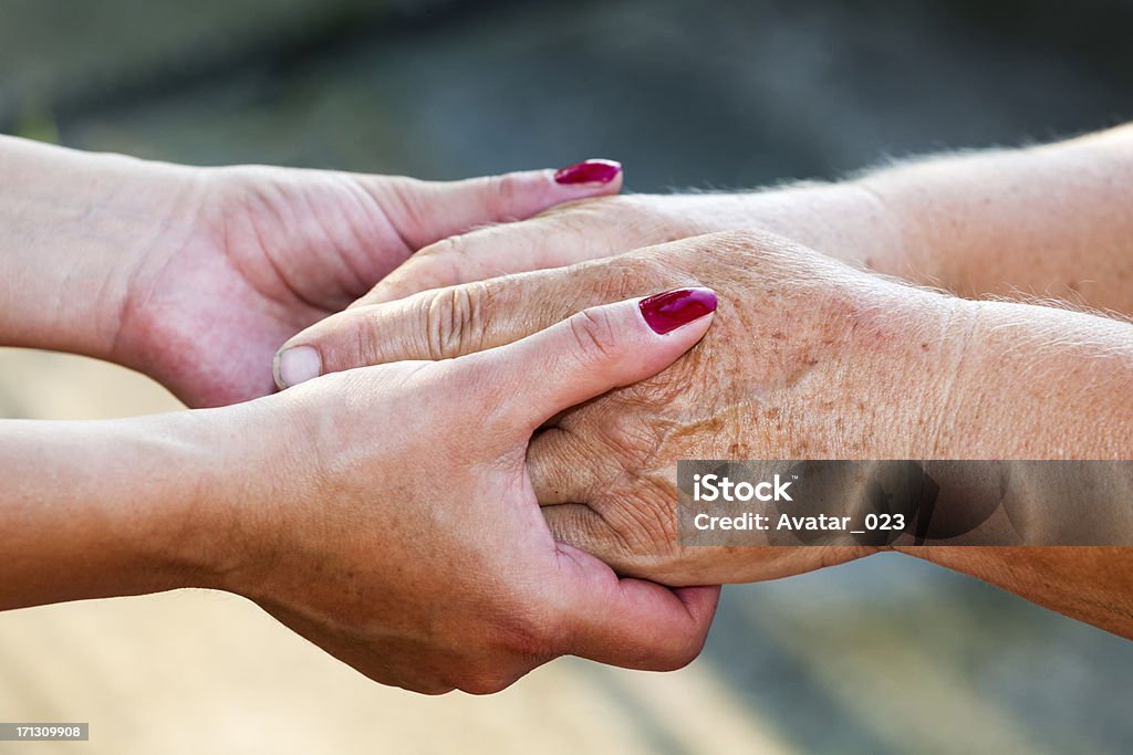 Молодые и пожилые женщины, держа руки - Стоковые фото Печёночное пятно роялти-фри