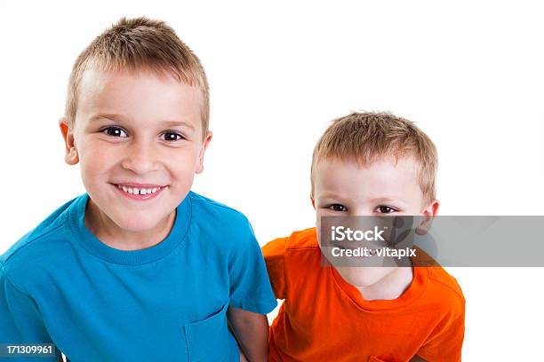 Ritratto Di Due Ragazzi Sorridente - Fotografie stock e altre immagini di 4-5 anni - 4-5 anni, 6-7 anni, Abbigliamento casual