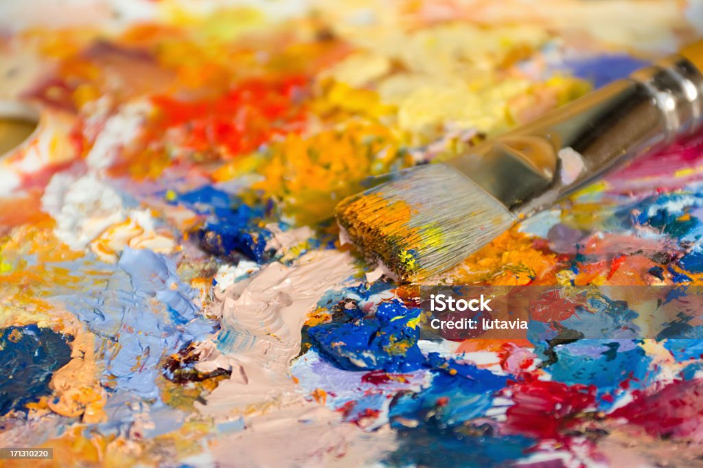 Mezclado de aceite con un cepillo pinturas - Foto de stock de Abstracto libre de derechos