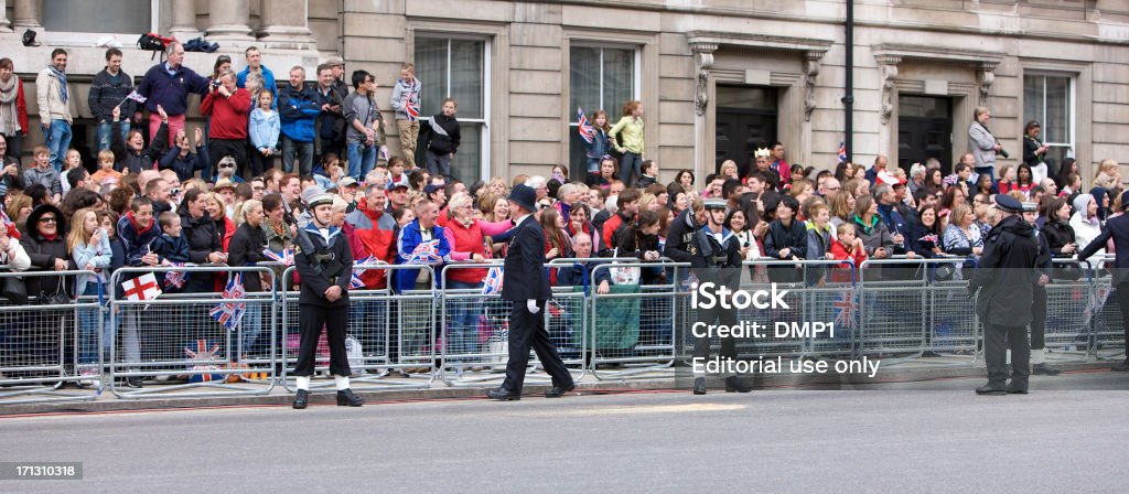 群衆つまり、policeman で女王のダイヤモンドジュビリー州の行��進 - 2012年のロイヤリティフリーストックフォト