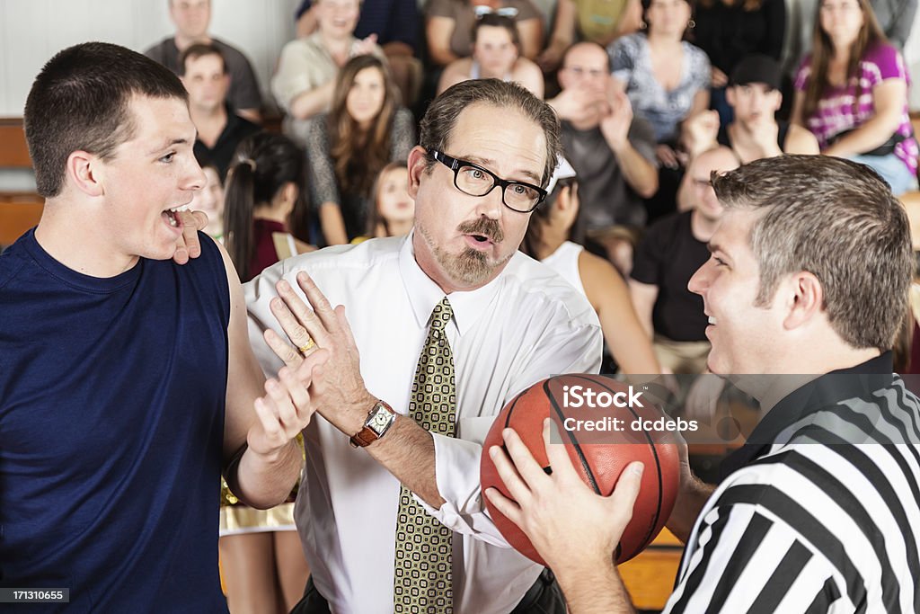 Coach spricht mit im Basketball Referee - Lizenzfrei Kämpfen Stock-Foto