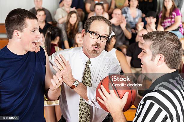 Treinador Defende Com O Árbitro No Jogo De Basquetebol - Fotografias de stock e mais imagens de Brigar