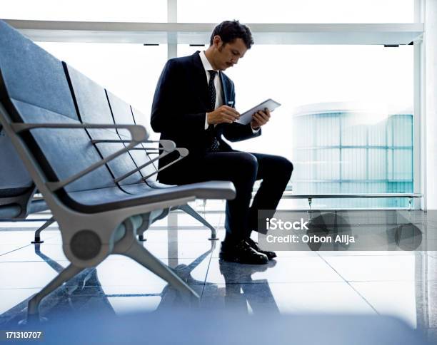 Business Mann Sitzt Am Flughafen Stockfoto und mehr Bilder von Anzug - Anzug, Geschäftsleben, Männer