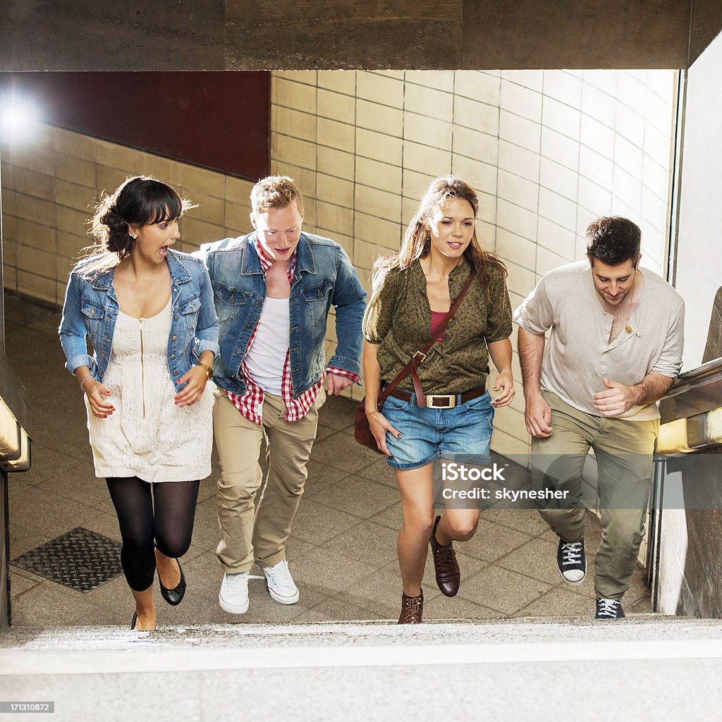 Молодые люди, делает метро - Стоковые фото Бегать роялти-фри