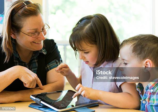 Lehrer Und Schüler Mit Ipad Stockfoto und mehr Bilder von Akademisches Lernen - Akademisches Lernen, Aktiver Senior, Alter Erwachsener