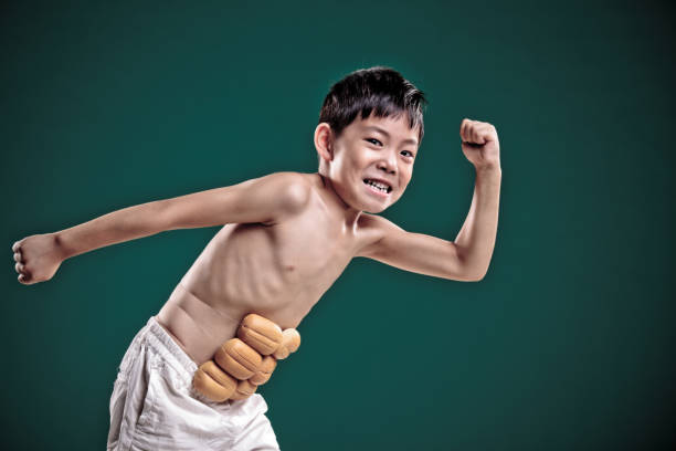 garotinho está convicto de que ele tem fortes músculos. - macho little boys flexing muscles human muscle - fotografias e filmes do acervo