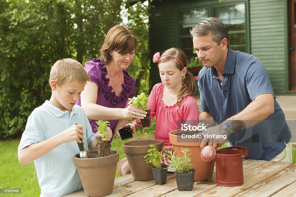 Eltern helfen Kindern Pflanzen Kräutergarten Hz - Lizenzfrei Familie Stock-Foto