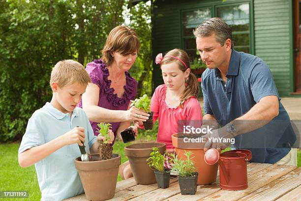Eltern Helfen Kindern Pflanzen Kräutergarten Hz Stockfoto und mehr Bilder von Familie - Familie, Hausgarten, Vor