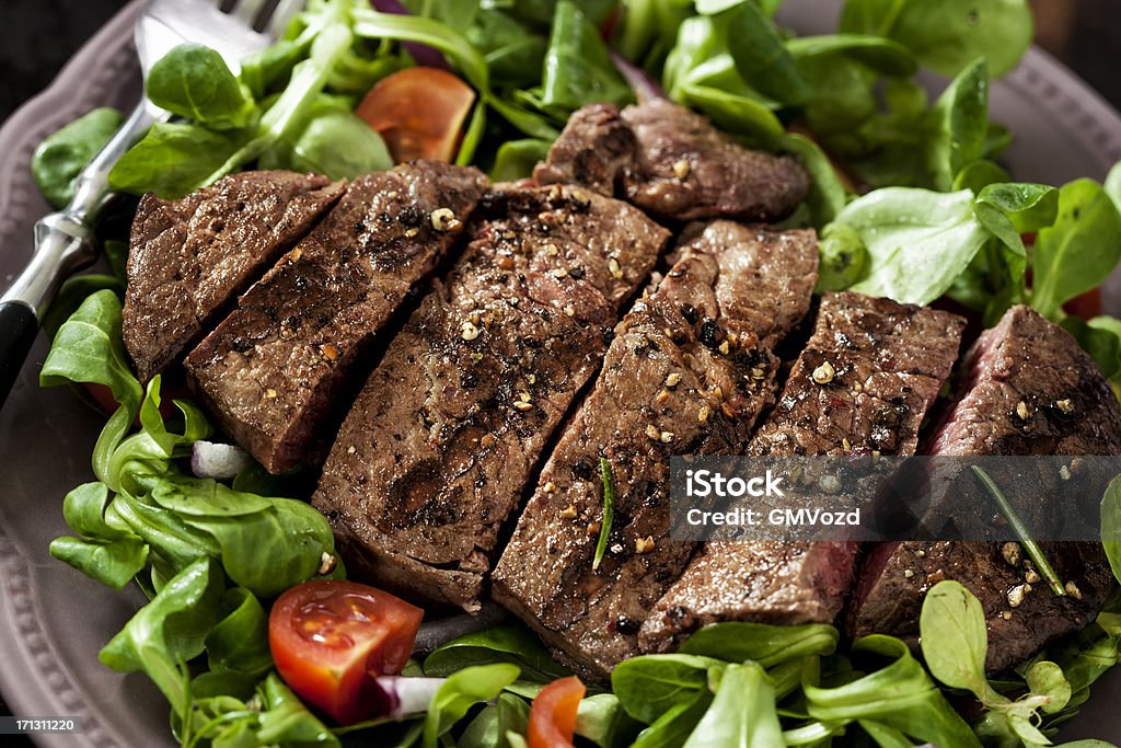 Steak accompagné de salade de printemps - Photo de Aliment libre de droits