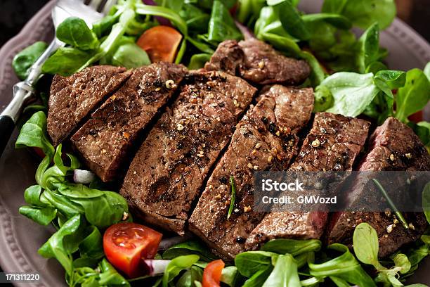 Photo libre de droit de Steak Accompagné De Salade De Printemps banque d'images et plus d'images libres de droit de Aliment - Aliment, Bifteck, Bifteck d'aloyau