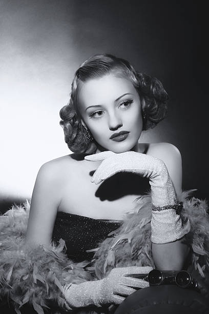 film-noir-stil. weibliche porträt - 1950s style adult beautiful beauty stock-fotos und bilder