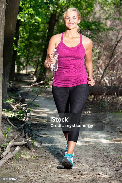 Photo libre de droit de Jeune Femme Jogging banque d'images et plus d'images libres de droit de Activité - Activité, Adulte, Arbre