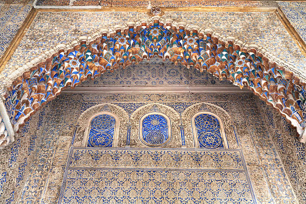 patio de las doncellas, real alcázar, sevilla, españa - seville alcazar palace sevilla arch fotografías e imágenes de stock