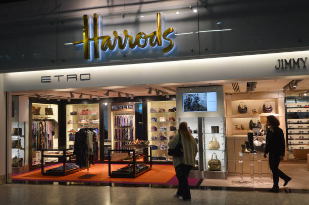 harrods heathrow. - harrods fotografías e imágenes de stock