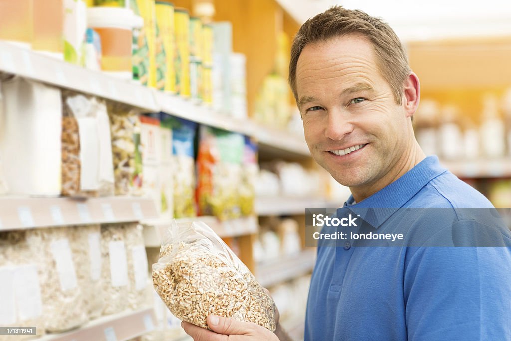 Homme tenant boîte de céréales - Photo de Acheter libre de droits