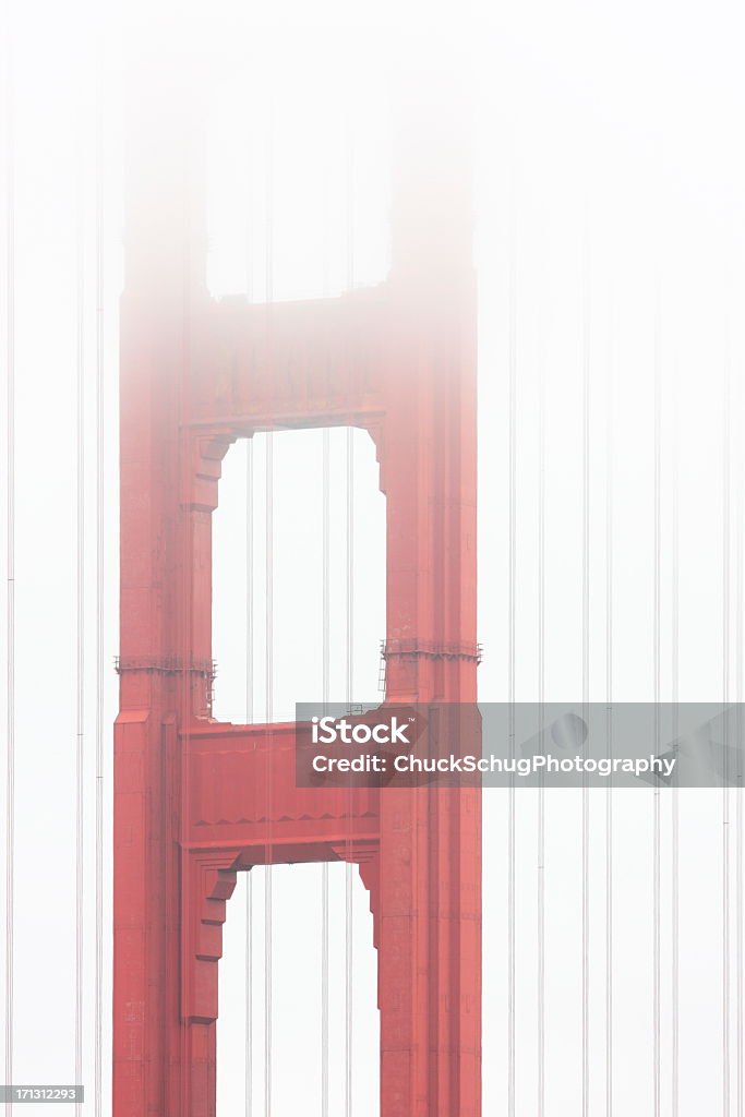 Golden Gate Bridge di nebbia Tower - Foto stock royalty-free di Acciaio