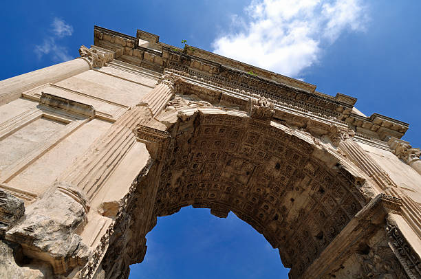 римский форум в риме, италия - arch of titus стоковые фото и изображения
